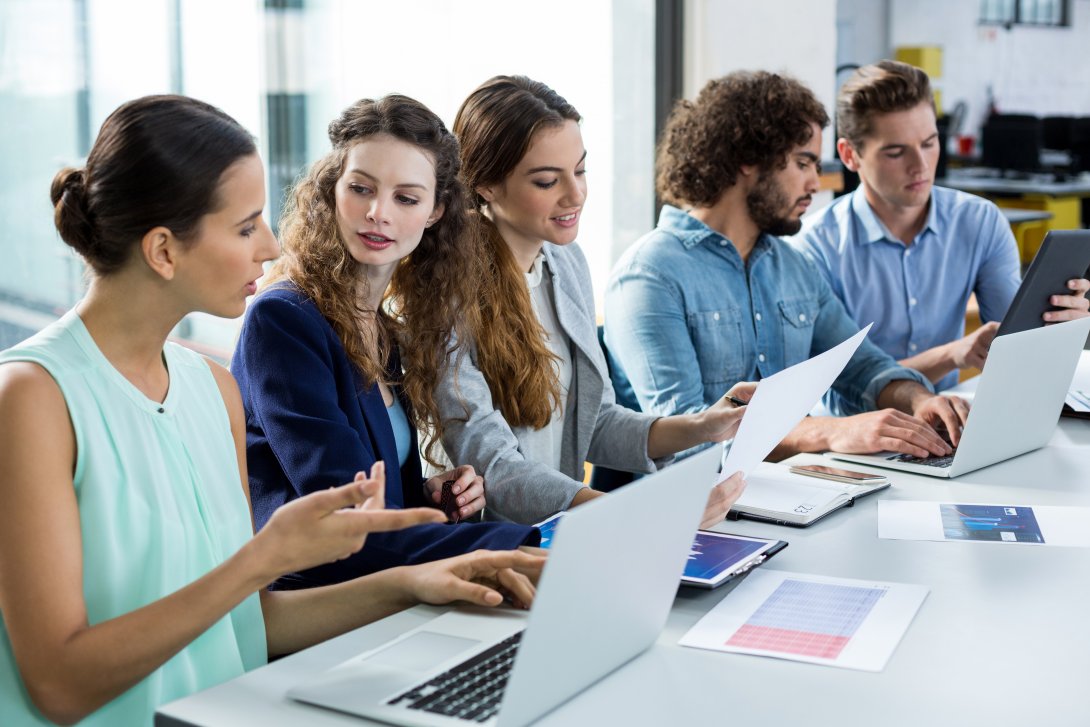 Foto di studenti che lavorano al pc